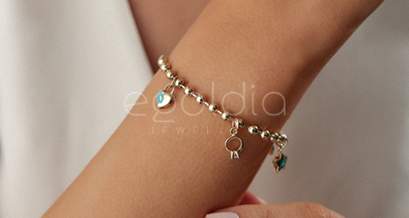 Altın Charm Bileklik: Bileklerden Süzünlen Işıltı