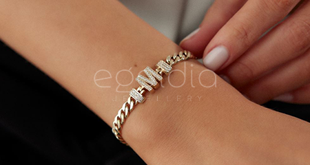 Kişiye Özel İsimli Altın Kolye: Zarafetin ve Anlamın Buluştuğu Nokta