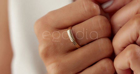 Sevgiliye Yılbaşı Hediyesi Seçerken Zamansız Bir Işıltı: Altın Takılar