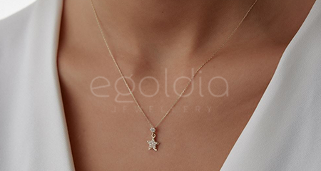 Sevgiliye Altın Kolye Seçmenin En Anlamlı Yolu: Zarafet, Değer ve Güven