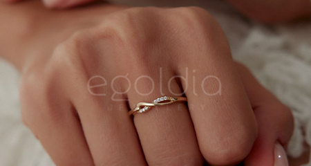 Sevgiliye Özel Altın Takı: Aşkı Kişisel ve Zamansız Bir Değere Dönüştürmek