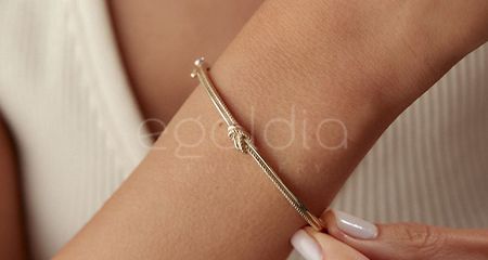 Kadınlar İçin Altın Hediyeler: Zarafet, Anlam ve Kalıcılığı Bir Araya Getiren Seçimler