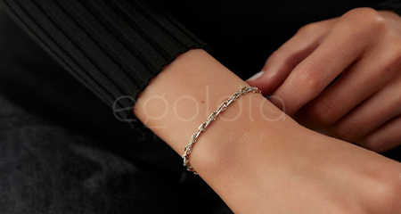 Takı Bakım ve Temizleme Rehberi: Mücevherlerinizi Uzun Yıllar Parlak Tutmanın Yolları