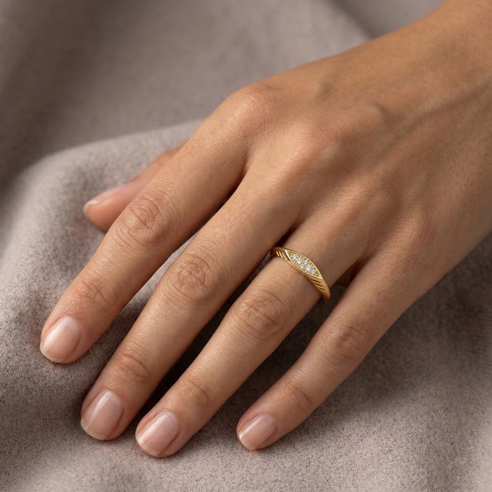 Üçgen Ve Çizgi Tasarım Taşlı Yüzük