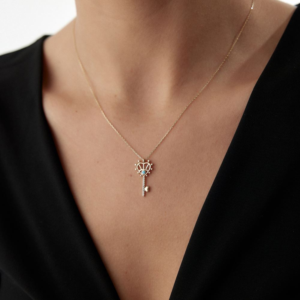 Kalpli Firüze Taşlı Anahtar Kolye