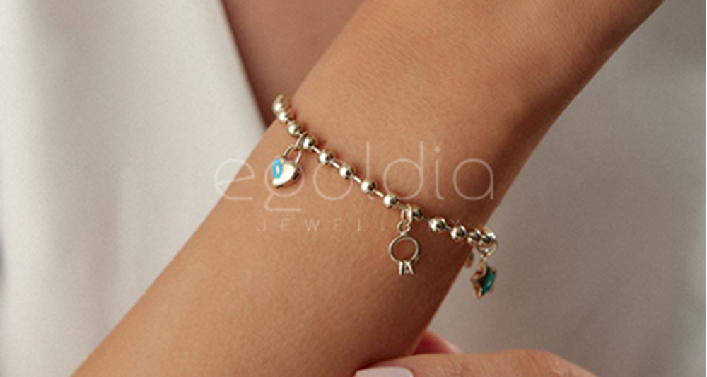 Altın Charm Bileklik: Bileklerden Süzünlen Işıltı