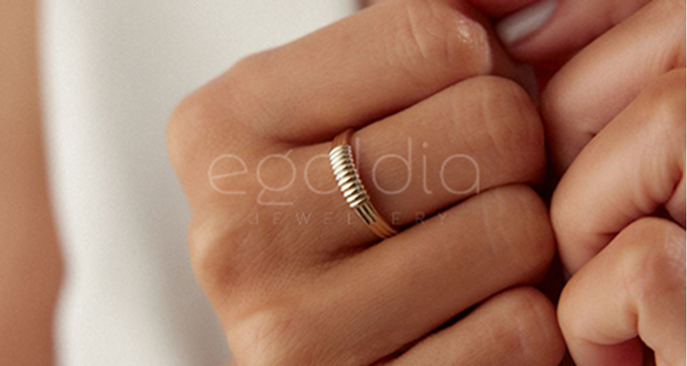 Sevgiliye Yılbaşı Hediyesi Seçerken Zamansız Bir Işıltı: Altın Takılar