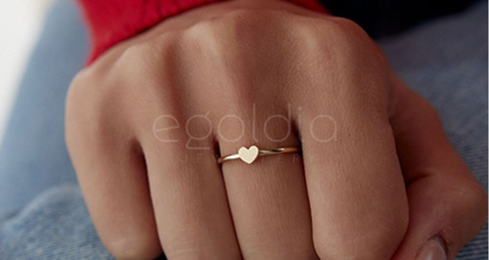 Kalp Yüzük Modelleri: Aşkın, Zarafetin ve Anlamın Altın Hali