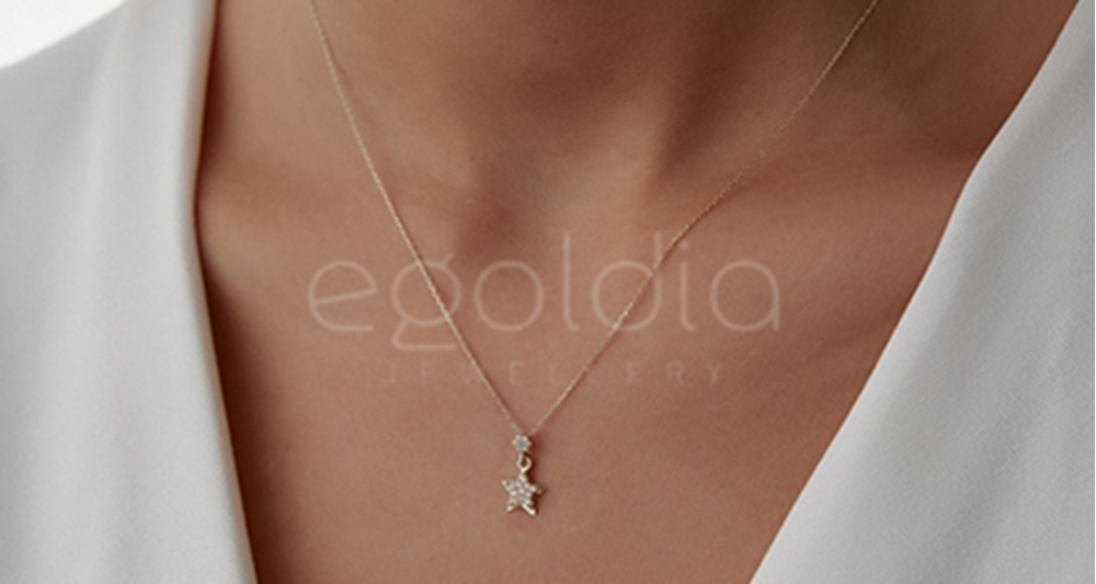 Sevgiliye Altın Kolye Seçmenin En Anlamlı Yolu: Zarafet, Değer ve Güven