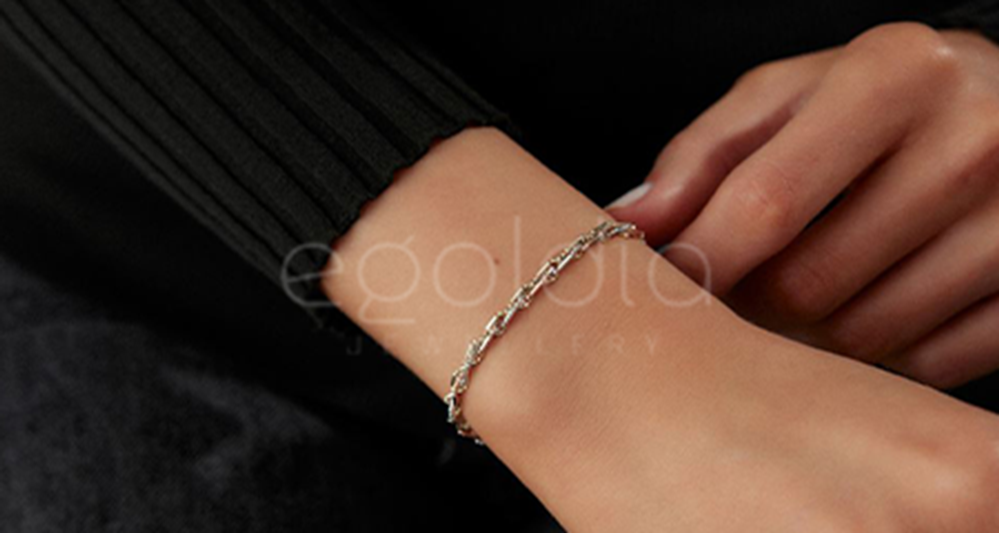 Zarif Altın Takılar: Zamansız Şıklığın En İnce Hâli