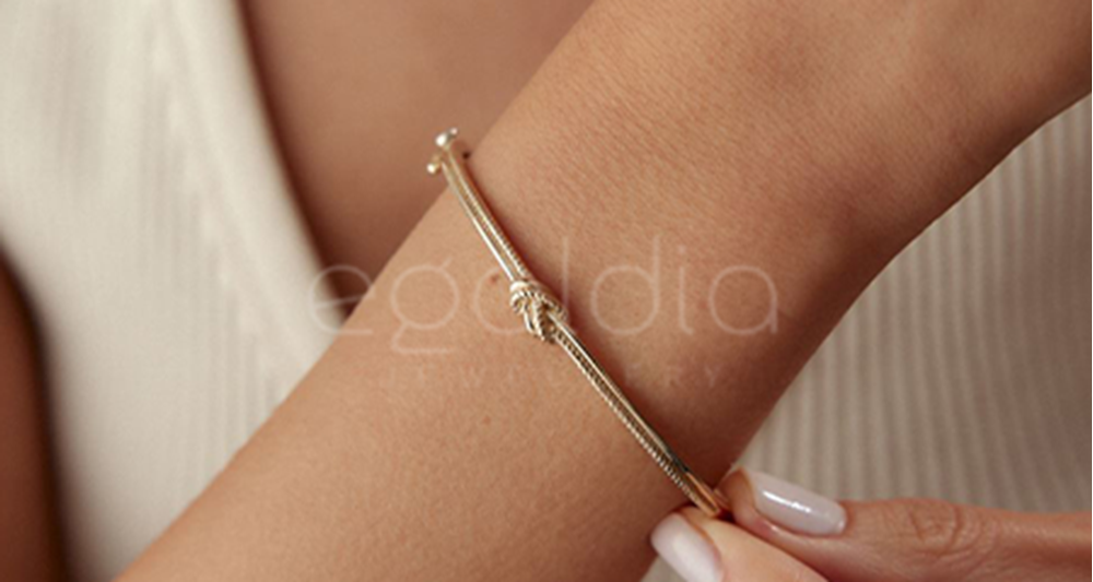 Kadınlar İçin Altın Hediyeler: Zarafet, Anlam ve Kalıcılığı Bir Araya Getiren Seçimler