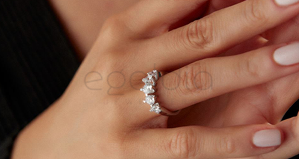 Aşkın Beş Farklı Hali: Beştaş Yüzük Seçim Rehberi ve E-Goldia Jewellery Zarafeti