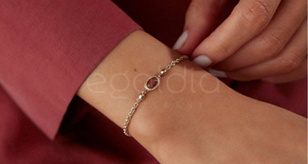 Rose Gold Takı Trendi: Zarafetin En Modern ve Romantik Yorumu